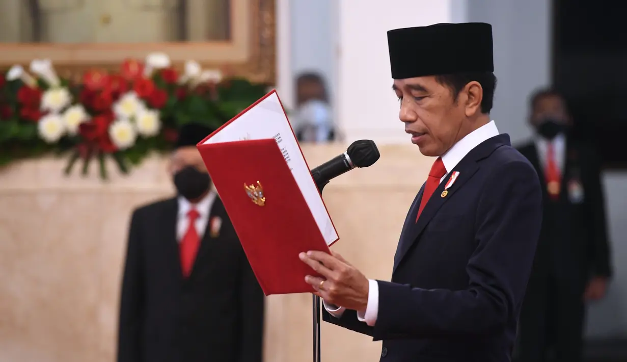 Presiden Joko Widodo memimpin pengucapan sumpah jabatan 17 Duta Besar Luar Biasa Berkuasa Penuh (LBBP) di Istana Negara Jakarta, Senin (25/10/2021). Salah satunya adalah Fadjroel Rachan yang menjadi Dubes LBBP RI untuk Republik Kazakhstan merangkap Republik Tajikistan. (Foto: Setpres/Lukas)