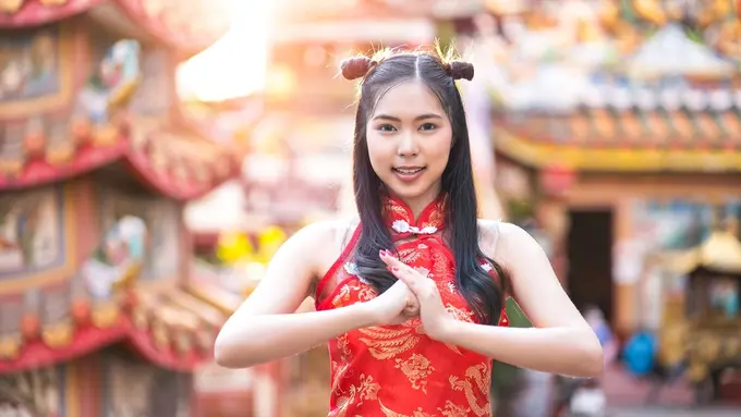 perempuan pakai cheongsam Imlek