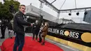 Pekerja menyiapkan area karpet merah Golden Globe Awards 2019 di The Beverly Hilton, Beverly Hills, California, Sabtu (5/1). Sejumlah bintang Hollywood akan menghadiri penghargaan tahunan paling bergengsi bagi industri perfilman ini. (Mark RALSTON/AFP)