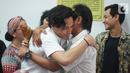 Aktor Jefri Nichol berpelukan dengan kerabat usai mendengarkan pembacaan tuntutan dalam sidang lanjutan di Pengadilan Negeri Jakarta Selatan, Senin (21/10/2019 Jefri Nichol dituntut jaksa 10 bulan penjara dikurangi masa penahanan. (Liputan6.com/Immanuel Antonius)