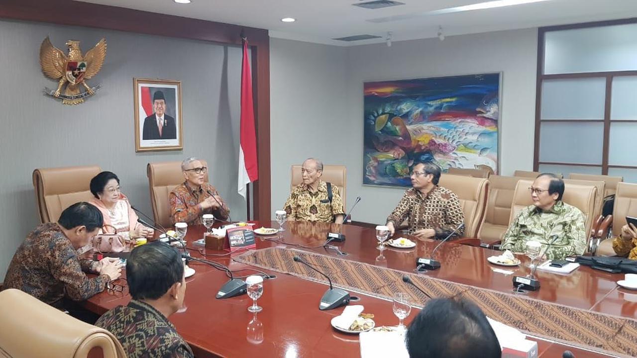 Mahfud MD saat rapat di Badan Pembinaan Ideologi Pancasila bersama Megawati, Try Sutrisno, Buya Syafei Ma’arif.