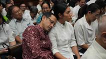 Mantan Menteri Pendidikan, Kebudayaan, Riset, dan Teknologi (Mendikbudristek), Nadiem Anwar Makarim, nan juga salah satu pendiri platform pembayaran dan perusahaan transportasi daring di Indonesia, duduk di sebelah istrinya, Franka Franklin Makarim, sebelum dimulainya sidang pembacaan tuntutan di Pengadilan Tindak Pidana Korupsi Jakarta, Rabu 13 Mei 2026. (AP Photo/Tatan Syuflana)