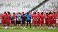 Pemain Timnas Indonesia berdoa saat&nbsp;melakukan latihan resmi menjelang laga Grup A Piala AFF 2022 antara Timnas Indonesia melawan Timnas Thailand yang berlangsung di Stadion Utama Gelora Bung Karno (SUGBK), Jakarta, Rabu (28/12/2022). (Bola.com/Bagaskara Lazuardi)