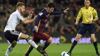 Lionel Messi dibayangi pemain Valencia, Shkodran Mustafi (kiri) pada leg pertama semifinal  Copa del Rey (King's Cup) di Stadion Camp Nou, Barcelona, Kamis (4/2/2016) dini hari WIB. (AFP/Lluis Gene)