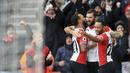 Para pemain Southampton merayakan gol yang dicetak oleh Charlie Austin pada laga Premier League di Stadion St Mary's, Minggu (10/12/2017). Arsenal bermain imbang 1-1 dengan Southampton. (AP/Adam Davy)