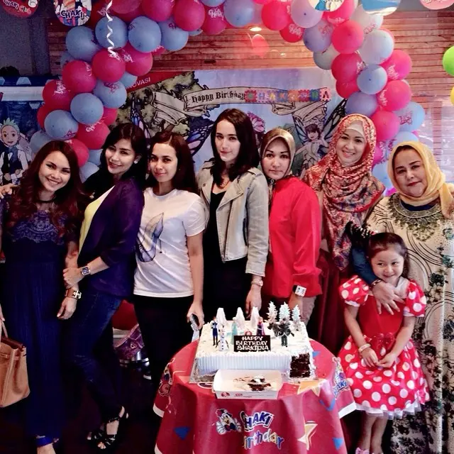 6 Potret Kedekatan Okie Agustina dan Adelia Pasha, Kompak Bak Sahabat Lama