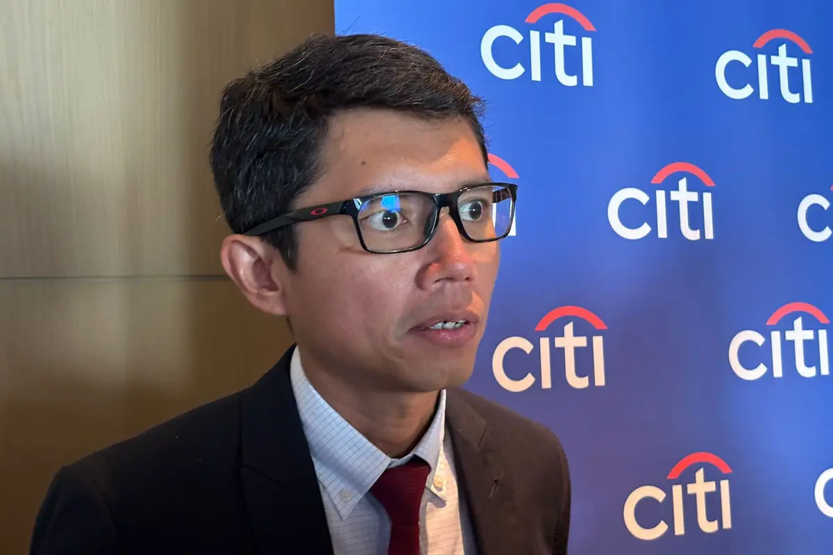 Ekonom Citi Indonesia Helmi Arman usai konferensi pers kinerja keuangan Citi Indonesia, di Jakarta, Rabu (22/5/2024). Ekonomi Citi ini berharap Bank Indonesia menahan suku bunga. (Tira/Liputan6.com)