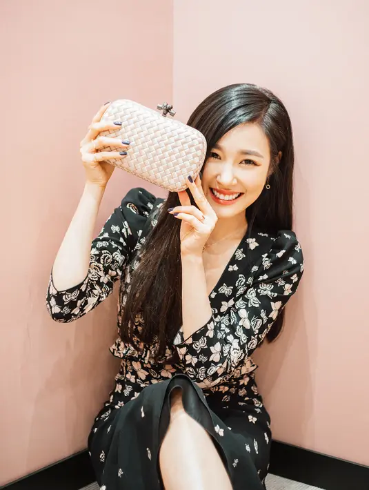 Pada 17 Juli, Tiffany membuat kicauan untuk merayakan anniversary SNSD. Ia terlihat mengunggah sebuah gif yang memperlihatkan personel SNSD berdiri di tengah pantai dan ia menambahkan  tagar #4000DaysWithSNSD. (Foto: instagram.com/tiffanyyoungofficial)