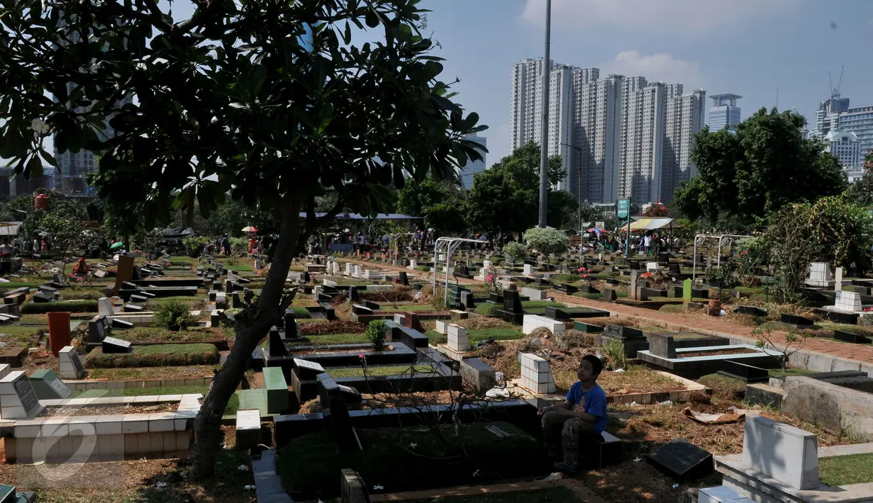 Suasana ziarah kubur di TPU Karet Bivak Ziarah kubur usai Lebaran telah menjadi tradisi di beberapa daerah di Indonesia. (Liputan6.com/Johan Tallo) 