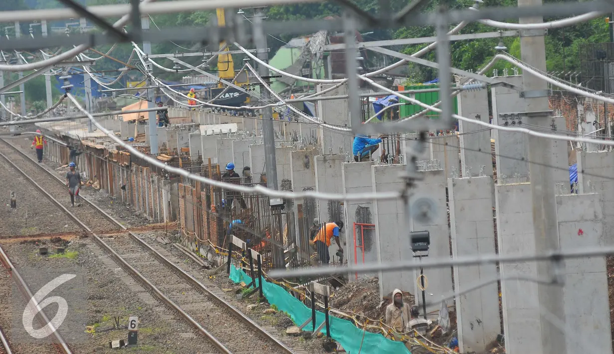 Pekerja tengah mengerjakan proyek jalur kereta menuju bandara Soetta di kawasan Sudirman, Jakarta, Senin (21/11). PT KAI menargetkan jalur kereta tersebut akan rampung pada Semester I 2017 atau sekitar Juni-Juli 2017. (Liputan6.com/Angga Yuniar)