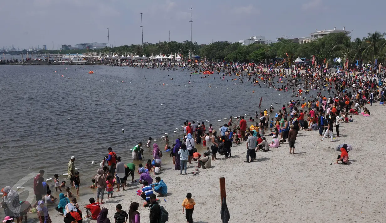 Antusias ratusan pengunjung memadati pantai di Taman Impian Jaya Ancol, Jakarta, Kamis (7/7). Ancol tetap menjadi primadona tempat wisata bagi warga Jakarta dan sekitar untuk mengisi libur Lebaran. (Liputan6.com/Johan Tallo)