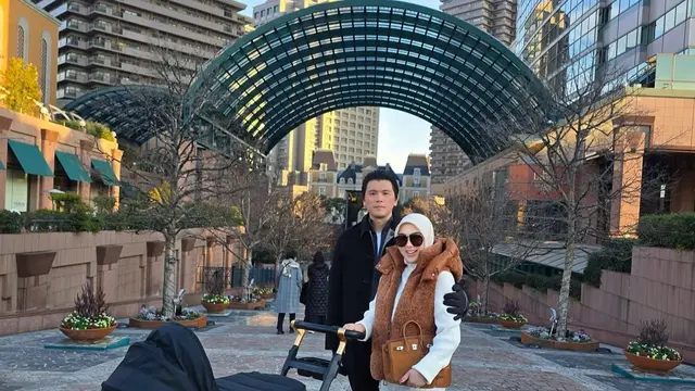 Harga Stroller Bayi Milik Syahrini Jadi Sorotan, Setara Motor (credit: instagram/princessyahrini)