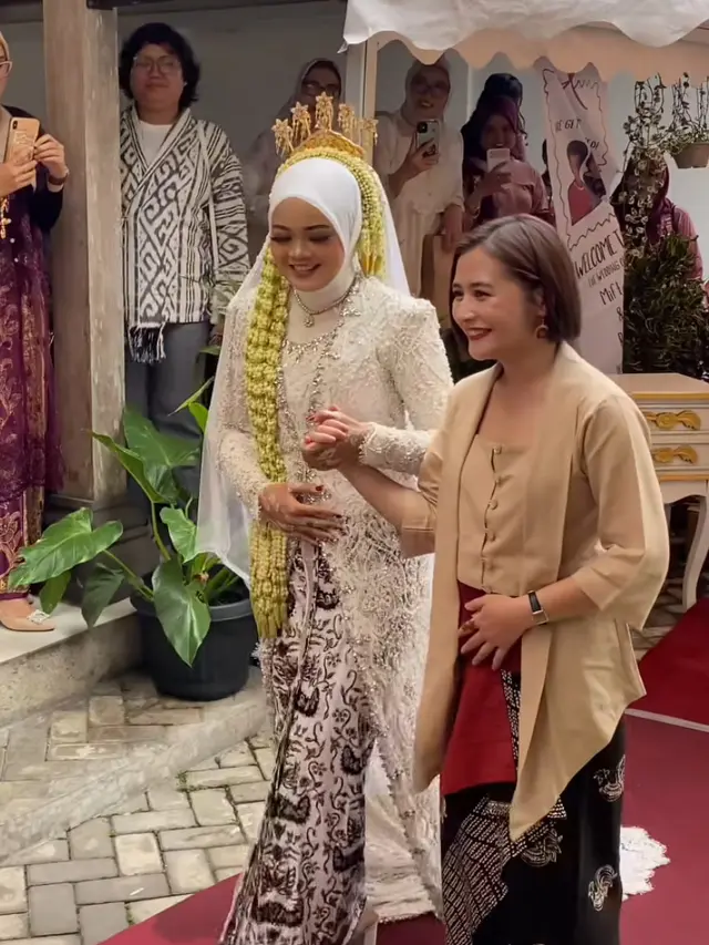 Prilly Latuconsina Hadiri di Pernikahan Fansnya di Jogja kenakan kain hitam. [@prillylatuconsina96]