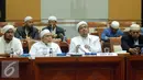 Habib Rizieq Shihab menyimak pemaparan saat mendatangi Komisi III di Kompleks Parlemen Senayan, Jakarta, Selasa (17/1). Kedatangannya juga untuk melaporkan Kapolda Jabar Irjen Anton Charliyan atas dugaan tidak profesional. (Liputan6.com/JohanTallo)