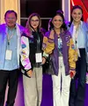 Dalam sebuah acara, Ashanty dan Krisdayanti tampak kompak mengenakan jaket baseball varsity. Membuat keduanya terlihat bak anak muda. [@ashanty_ash]