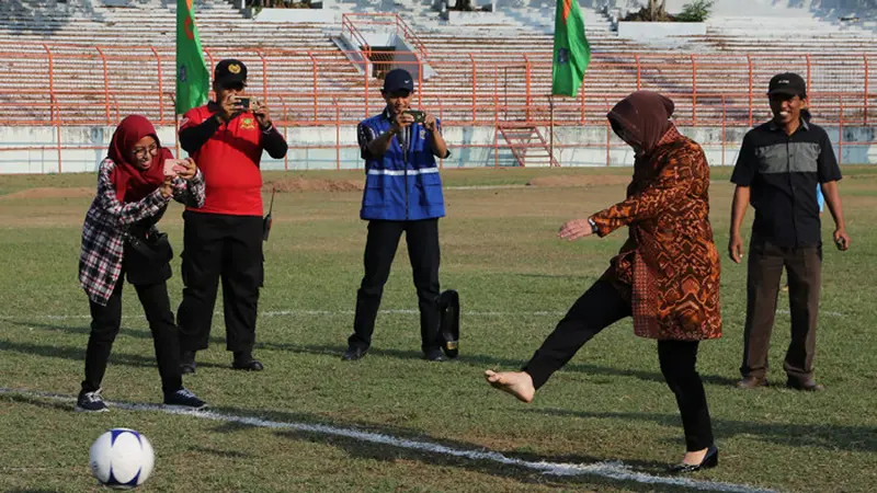 Walikota Risma main sepak bola