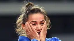 Ekspresi atlet Kosovo, Majlinda Kelmendi  setelah meraih emas pada cabang judo putri Olimpiade 2016 di Rio de Janeiro, Minggu (7/8). Kelmendi yang merupakan peringkat dua di kelas 52kg mengalahkan Odette Giuffrida asal Italia. (Toshifumi Kitamura/AFP)