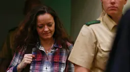 Beate Zschaepe (kiri) saat akan menjalani persidangan di Munich, Jerman, Selasa (10/11/2015).  Zschaepe juga diduga terlibat pembunuhan dari 10 orang dari tahun 2000 sampai 2007. (REUTERS/Michael Dalder)
