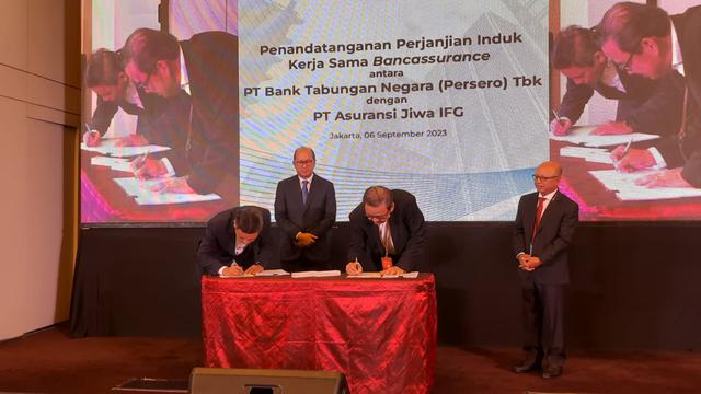 Penandatanganan perjanjian induk kerja sama bancassurance PT Bank Tabungan Negara (Persero) Tbk dengan PT Asuransi Jiwa IFG, Rabu (6/9/2023). (Foto: Liputan6.com/Gagas Y)
