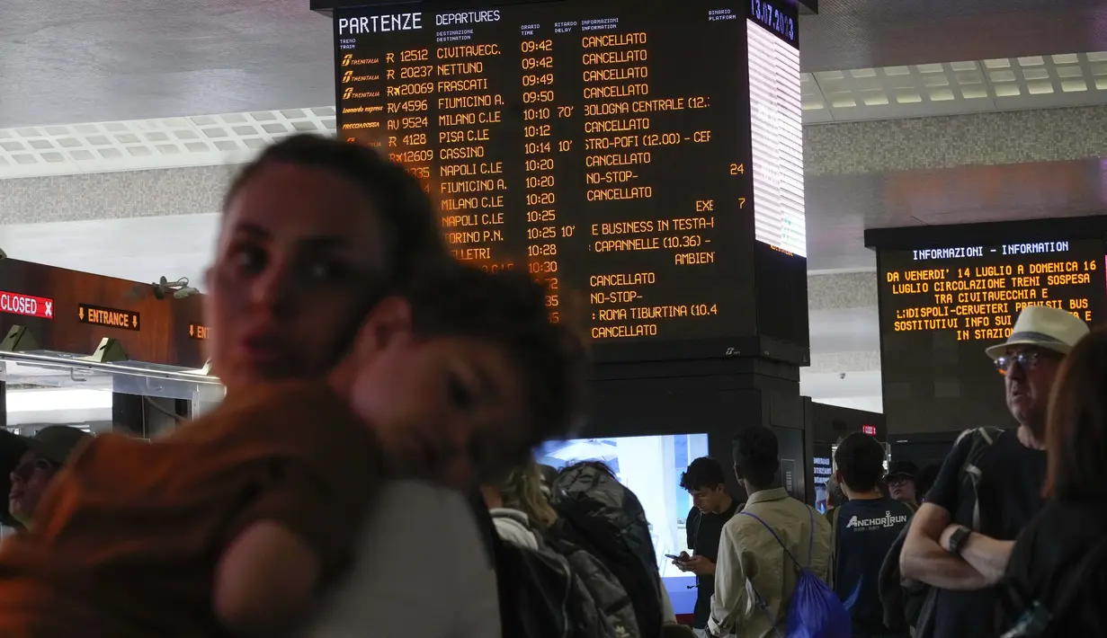 Di stasiun kereta utama Milan, misalnya, delapan dari 20 jadwal kereta Trenitalia yang dijadwalkan antara pukul 10:30-11:30 dibatalkan. (AP Photo/Gregorio Borgia)