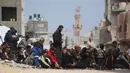 Umat Muslim Palestina berdoa saat salat Jumat terakhir di bulan suci Ramadan 1447 Hijriah, di luar Masjid Al-Talbani, yang dihancurkan oleh militer Israel di Khan Yunis, Jalur Gaza selatan pada Jumat 13 Maret 2026. Memasuki Jumat terakhir di bulan suci Ramadan 1447 Hijriah, umat Muslim di Gaza tetap menunjukkan keteguhan dalam menjalankan ibadah. (Bashar Taleb/AFP)