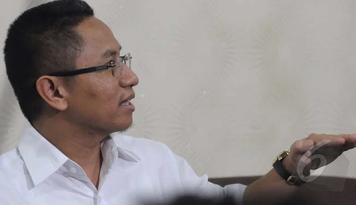 Ketua Fraksi PAN DPR RI, Tjatur Sapto Edy menjelaskan alasan pengunduran dirinya sebagai Ketua Fraksi PAN, Senayan, Jakarta, Rabu (11/3/2015).Tjatur mengatakan pengunduran dirinya karena harus ada penyegaran di tubuh PAN.(Liputan6.com/Andrian M Tunay)