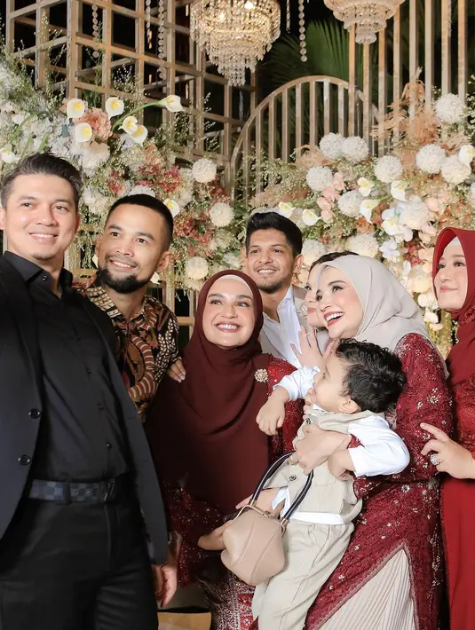 Potret Zaskia, Shireen bersama suami saat foto bareng acara resepsi pernikahan Yusuf Sungkar. "Alhamdulillahilladzi bi ni’matihi tatimush sholihaat, Mabruk adik2 ku syg," tulis zaskiasungkar15. 
 [Instagram/zaskiasungkar15]