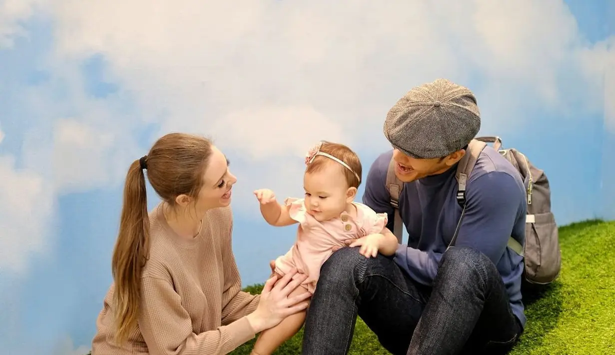 <p>Potret kebahagiaan keluarga Randy Pangalila dan Chelsey Frank [Instagram/Randpunk]</p>