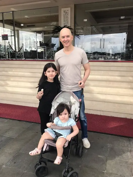 Dari pernikahan tersebut Alex dikaruniai dua anak lucu dan cantik. [instagram.com/melinaatian]