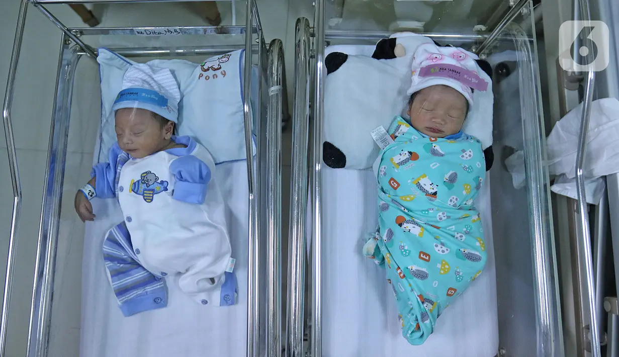 Dua bayi memakai face shield atau pelindung wajah di Rumah Sakit Ibu dan Anak Tambak, Jakarta, Selasa (14/4/2020). RSIA Tambak sejak 12 April 2020 membuat kebijakan bayi yang baru lahir dipakaikan pelindung wajah untuk mencegah terpapar virus corona COVID-19. (Liputan6.com/Herman Zakharia)
