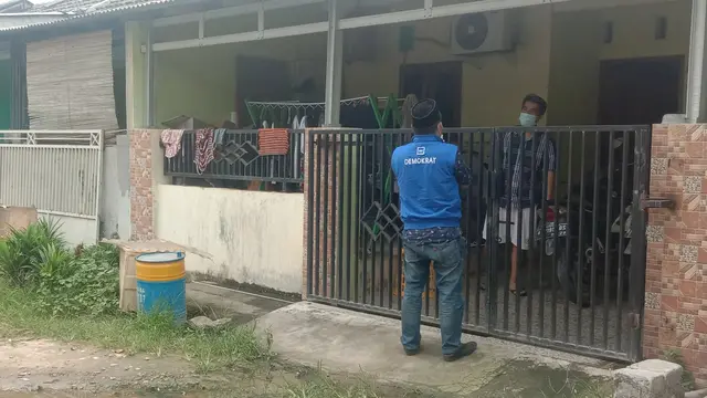 DPD Demokrat Banten Bagikan Sembako Dan Vitamin Gratis Bagi Pasien Corona Yang Sedang Isolasi Mandiri. (Selasa, 13/07/2021). (Yandhi Deslatama/Liputan6.com).