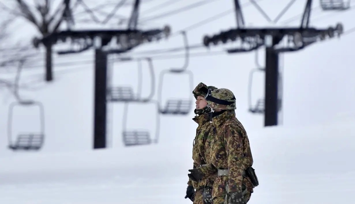 Pasukan Angkatan Pertahanan Jepang (SDF) bersiap melakukan penyelamatan setelah terjadi letusan Gunung Kusatsu-Shirane di Kusatsu, Jepang, Selasa (23/1). Belasan pemain ski terluka terkena terjangan batu dan longsoran salju. (Muneyuki Tomari/Kyodo via AP)