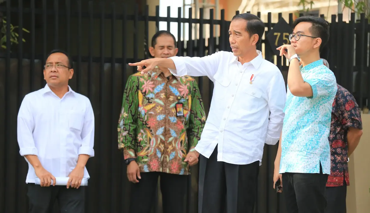 Pada pengajian malam ini, Jokowi yang akan mantu anak keduanya, akan mengundang tetangga dekat dan keluarga besarnya. Pada pernikahan putrinya ini, ia juga akan seperti dilakukan pada anak pertamanya. (Adrian Putra/Bintang.com)