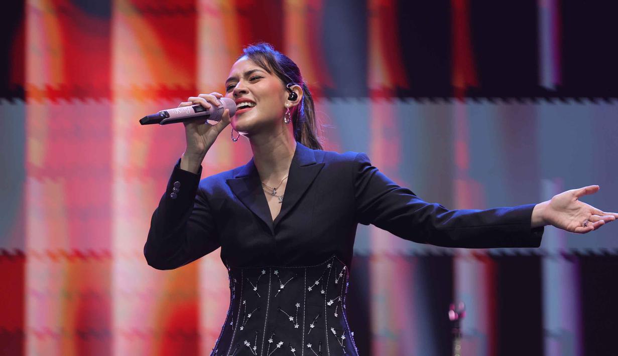 Penampilan Raisa menjadi salah satu yang paling ditunggu di hari kedua gelaran KapanLagi Buka Bareng (KLBB) Festival 2026. Tampak dalam foto, penyanyi, Raisa, saat tampil pada hari kedua gelaran KapanLagi Buka Bareng (KLBB) Festival 2026 di Stadion Madya, Kompleks Gelora Bung Karno, Senayan, Jakarta, Minggu 1 Maret 2026. (Bola.com/Bagaskara Lazuardi)