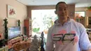<p>Rumah Ade Rai bukan berada di Bali, tapi di Bandung. Ruang tengah sengaja dibuat luas supaya sirkulasi udara bisa berjalan lancar. [Foto: youtube.com/Dunia Ade Rai]</p>