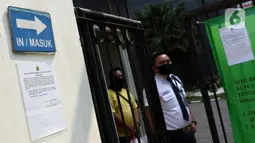 Petugas keamanan berjaga di sisi pagar gedung Pengadilan Negeri Jakarta Pusat, Rabu (7/10/2020). PN Jakarta Pusat menghentikan aktivitas selama tiga hari terhitung Rabu 7 Oktober hingga 9 Oktober 2020 karena adanya hasil tes pegawai yang reaktif COVID-19. (Liputan6.com/Helmi Fithriansyah)