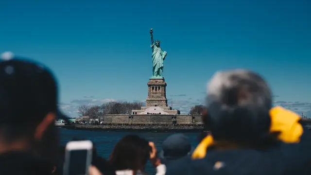 Melihat patung Liberty sambil berlayar