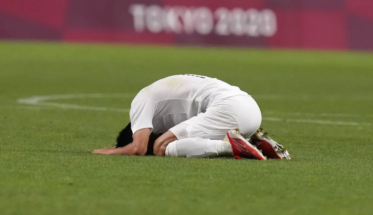 Kekalahan ini membuat Takefusa Kubo dan kawan-kawan begitu terpukul lantaran gagal merealisasikan ambisinya untuk meraih medali dari cabor sepak bola Olimpiade Tokyo 2020. (Foto: AP/Gregory Bull)