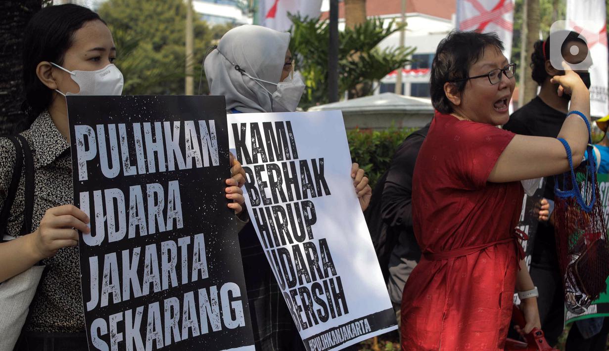 Para tergugat yang dimaksud massa dalam perkara ini adalah Presiden Joko Widodo, Menteri Lingkungan Hidup dan Kehutanan, Menteri Dalam Negeri, Menteri Kesehatan, dan Gubernur DKI Jakarta yang saat itu masih dijabat oleh Anies Baswedan. (Liputan6.com/Herman Zakharia)