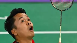 Anthony Sinisuka Ginting menaklukkan Howard Shu dari Amerika Serikat dua set langsung 21-14 dan 21-8. (Arun SANKAR/AFP)