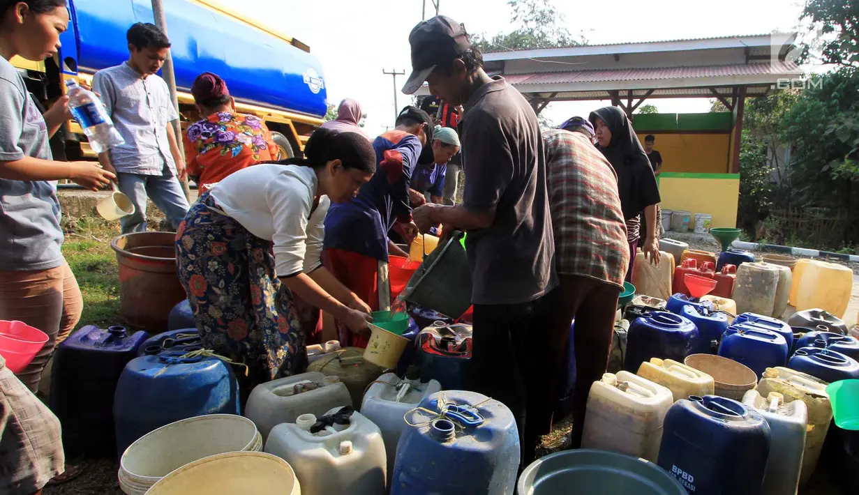 Warga antre mendapatkan bantuan air bersih dari Keluarga Besar Masyarakat Banten di Desa Ridomanah, Cibarusah, Bekasi, Jawa Barat, Rabu (3/7/2019). Krisis air akibat musim kemarau tersebut  menyebabkan warga mengalami kesulitan air untuk memenuhi kebutuhan sehari-hari. (merdeka.com/Arie Basuki)