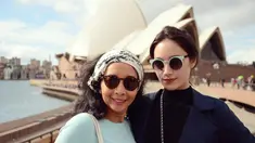 Potret Tatajan bersama sang ibunda saat sedang berlibur Sydney Opera House. Ibu dan anak ini sama-sama kompak menggunakan kacamata hitam. (Liputan6.com/IG/tatjanasaphira)