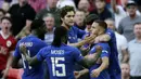 Para pemain Chelsea merayakan gol yang dicetak oleh Eden Hazard ke gawang Manchester United pada laga final Piala FA 2017-2018 di Stadion Wembley, Sabtu (19/5/2018). Chelsea menang 1-0 atas Manchester United. (AP/Tim Ireland)