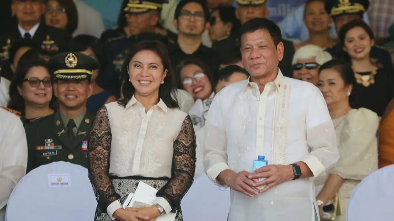 Wakil Presiden Filipina Leni Robredo (kiri) dan Preside Rodrigo Duterte (kanan) tampil bersama dalam sebuah agenda di Manila (AFP Photo)