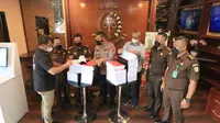 Pelimpahan berkas tersangka tragedi Kanjuruhan ke Kejati Jatim. (Dian Kurniawan/Liputan6.com)