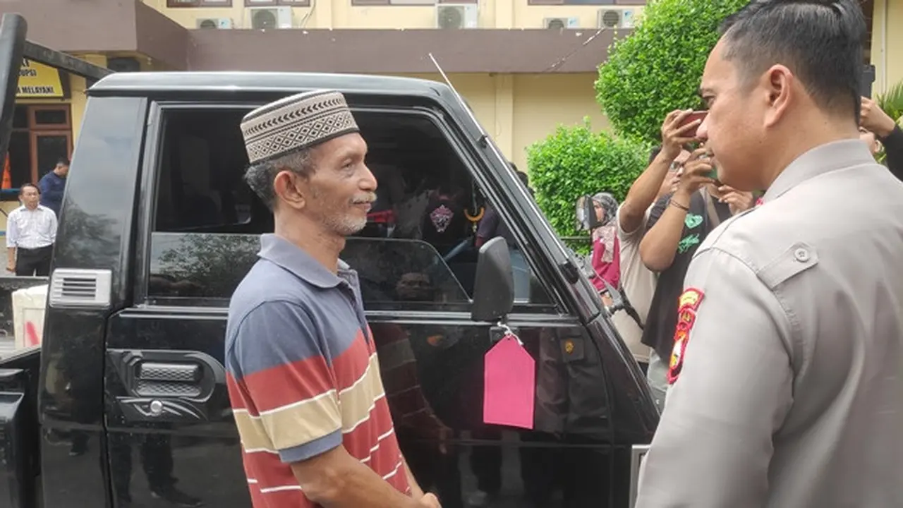 Kepala Polresta Pekanbaru Kombes Jefri saat menyerahkan bukti pencurian mobil kepada pemiliknya.