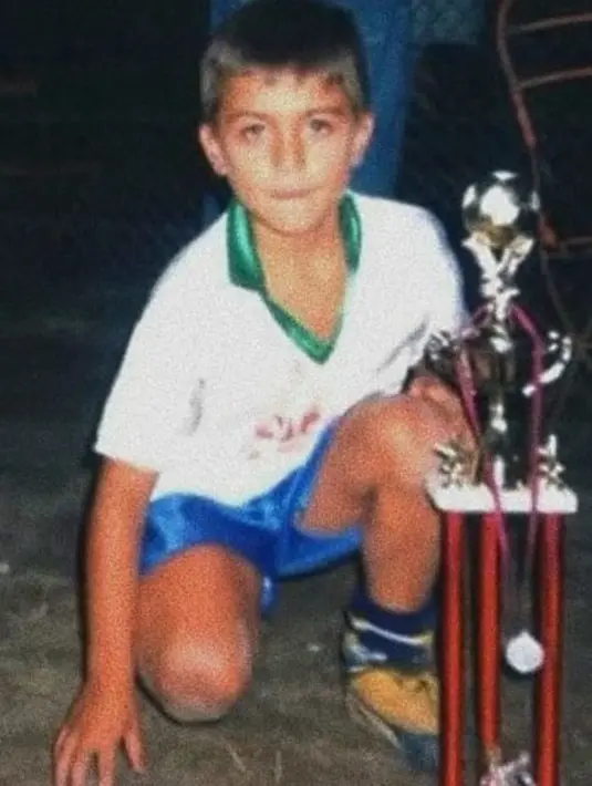 Paulo Dybala saat masih anak-anak sangat menyukai sepak bola. Ia tekuni si kulit bundar dengan berprestasi sedari kecil. Bakatnya yang luar biasa perlahan membawanya terbang ke Italia hingga dipinang Palermo. Bersinar di Palermo membuat direkrut Juventus. Setelah kontrak di Juventus berakhir, Dybala akhirnya melanjutkan karier di AS Roma. (Liputan6.com/IG/paulodybala)