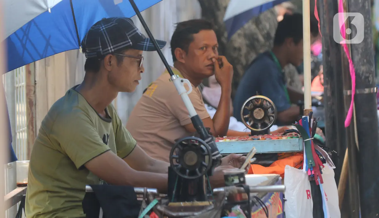 Penjahit menunggu pelanggan di kawasan Lenteng Agung, Jakarta, Sabtu (12/06/2021). Presentase realisasi anggaran program Pemulihan Ekonomi Nasional (PEN) 2021 masih cukup rendah yakni mencapai 31,2 persen atau sekitar Rp218 triliun dari total pagu Rp699,43 triliun. (Liputan6.com/Herman Zakharia)