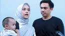  "Ngga, ngga percaya aja," ujar Ayudia di kawasan Kemang, Jakarta Selatan, baru-baru ini ketika ditanya terkait jasa pengasuh anak. (Deki Prayoga/Bintang.com)