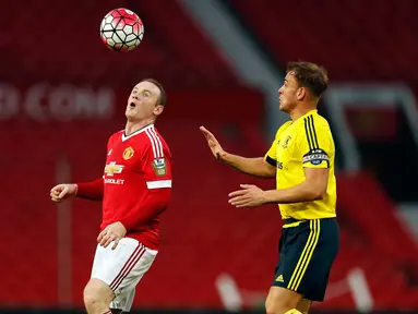  Striker Manchester United, Wayne Rooney (kiri) saat berebut bola dengan pemain Middlesbrough Jonny Burn  saat pertandingan Barclays Under 21 Premier League atau liga Inggris U-21 di Old Trafford, (11/4). ( Reuters / Andrew Boyers)